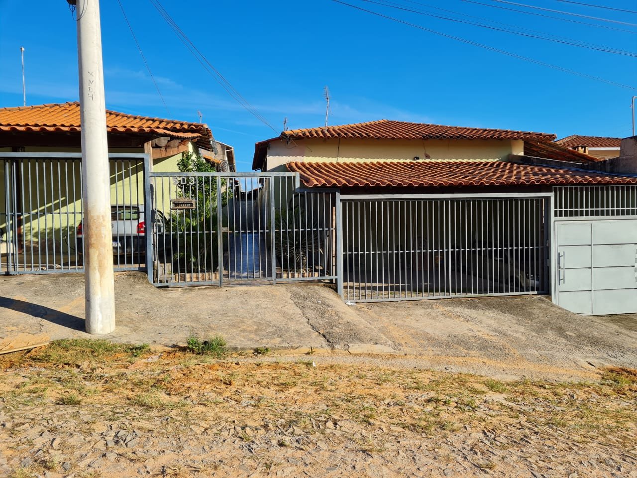 Casa geminada no bairro Porto Seguro em Ribeirão das Neves, há poucos metros de tudo !