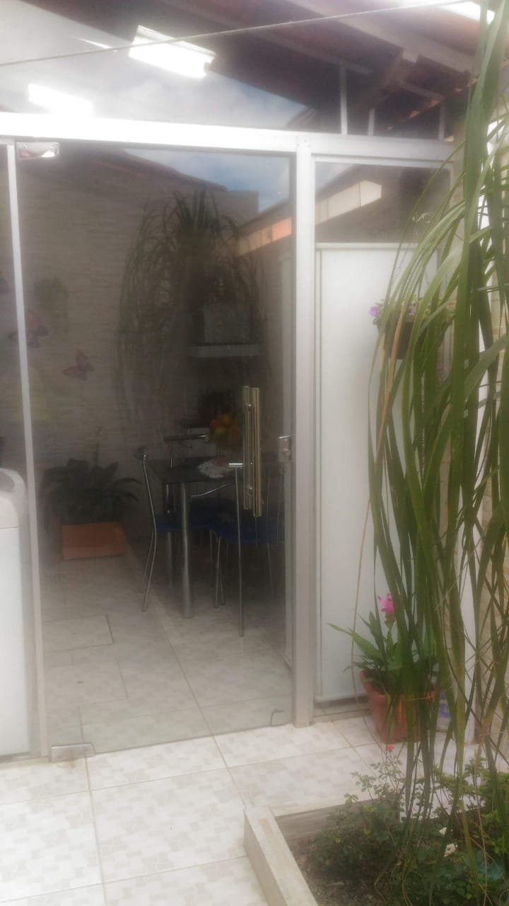 Casa geminada no bairro Porto Seguro em Ribeirão das Neves, há poucos metros de tudo !