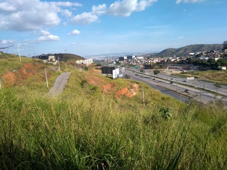 Lote de esquina com 912 m² (24×38) as margens da Mg 010. Divisa de do BH/ Vespasiano