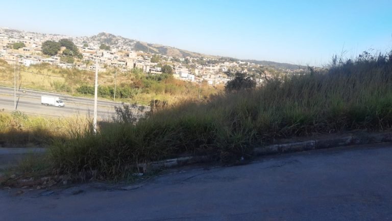 Lote de esquina com 912 m² (24×38) as margens da Mg 010. Divisa de do BH/ Vespasiano