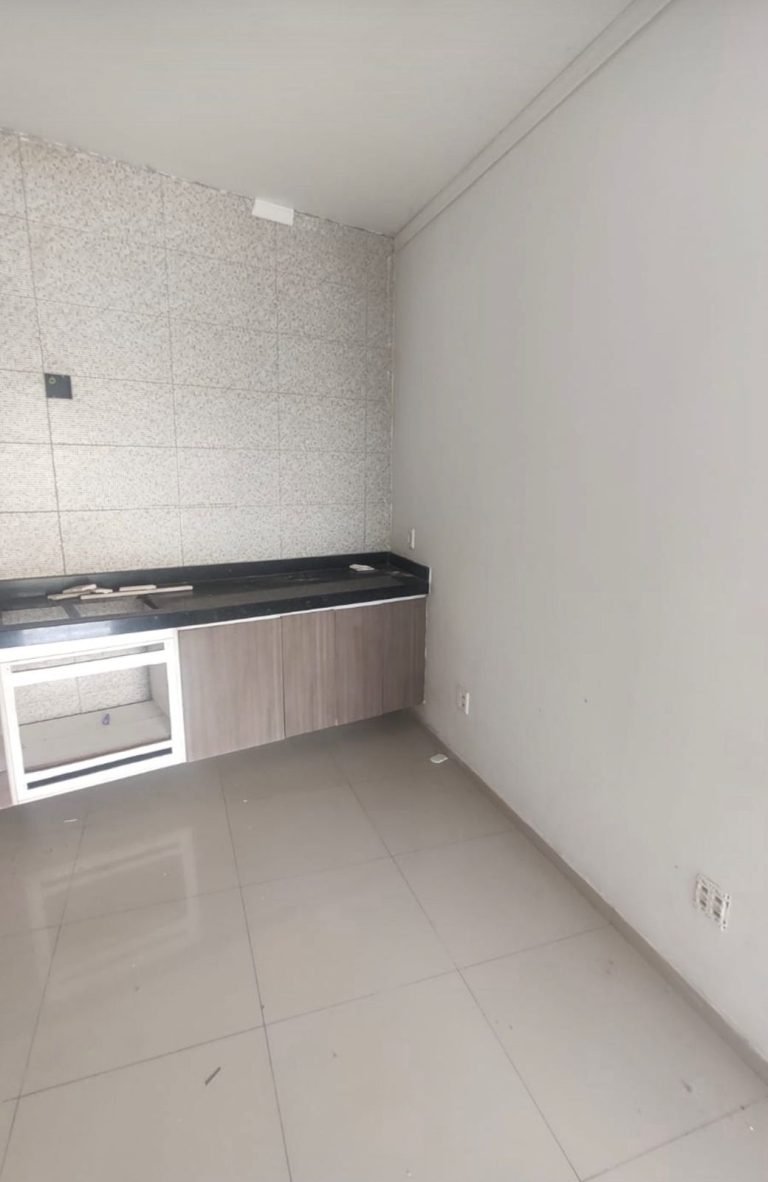 Casa para ampliação em um lote de 250m² com terraço há poucos metros do Shopping de Contagem