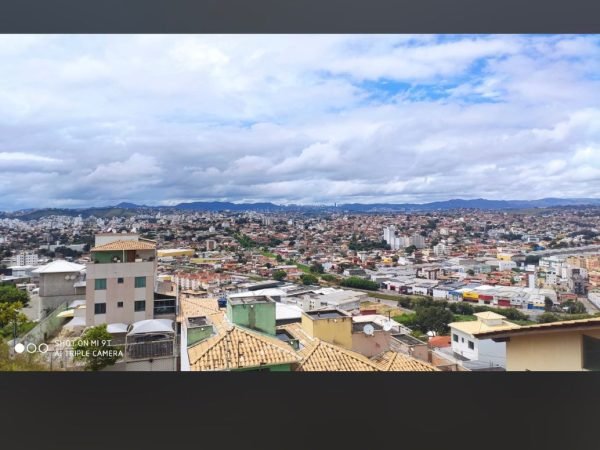 Casa para ampliação em um lote de 250m² com terraço há poucos metros do Shopping de Contagem