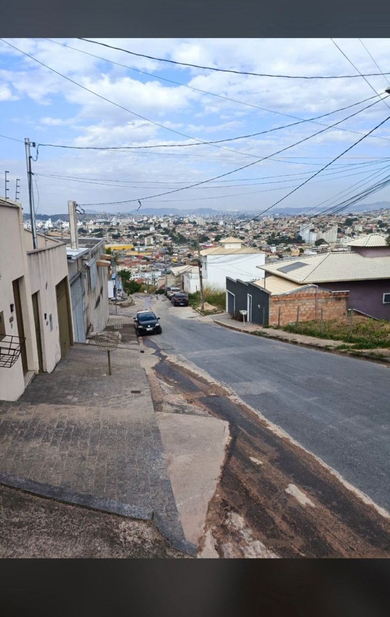 Casa para ampliação em um lote de 250m² com terraço há poucos metros do Shopping de Contagem