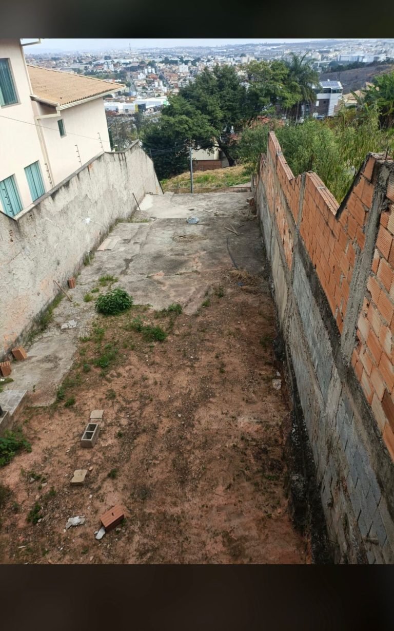 Casa para ampliação em um lote de 250m² com terraço há poucos metros do Shopping de Contagem