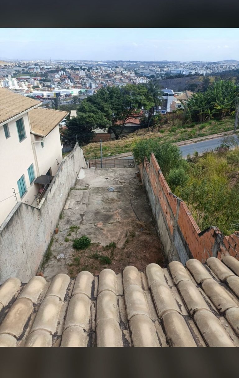 Casa para ampliação em um lote de 250m² com terraço há poucos metros do Shopping de Contagem