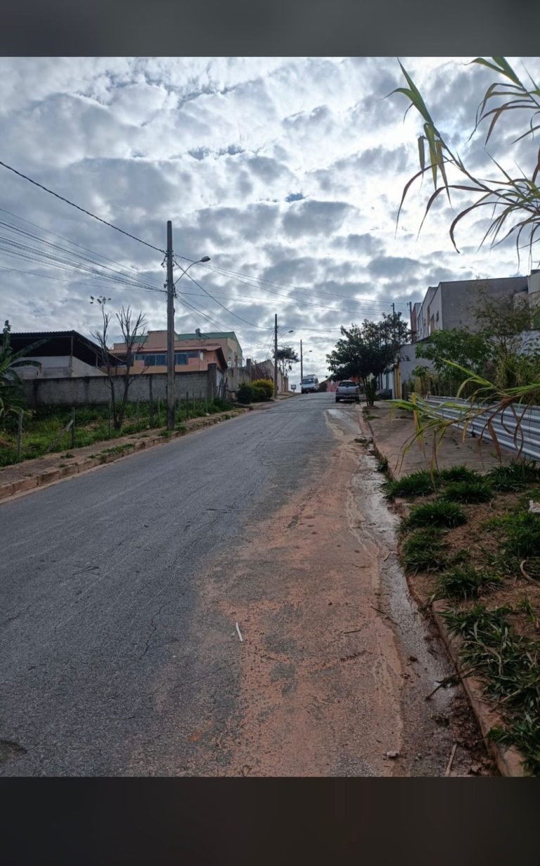 Casa para ampliação em um lote de 250m² com terraço há poucos metros do Shopping de Contagem